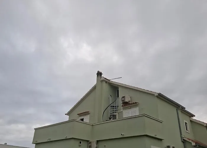 5239-1 In Hébergement de vacances *